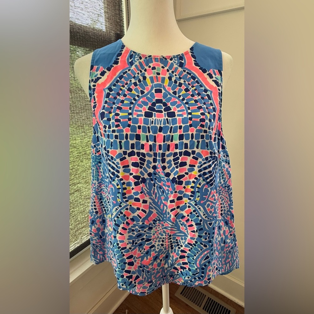 Lilly Pulitzer Zeta Top in Tic Tac Tile. 100% Silk. Size XS